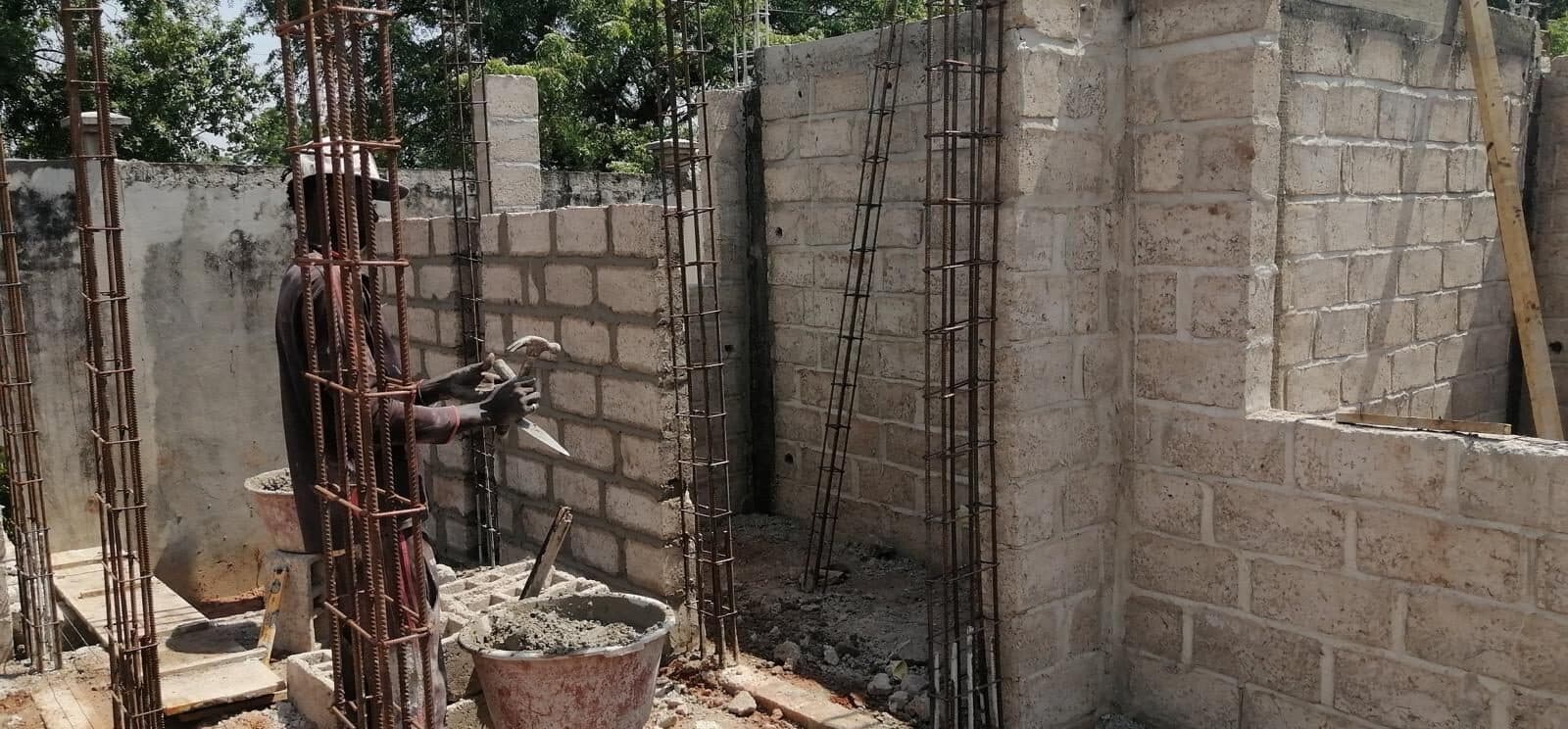 Maçon élevant les murs d'un chantier ARCHIPROBAT dans le cadre de l'offre clé en main
